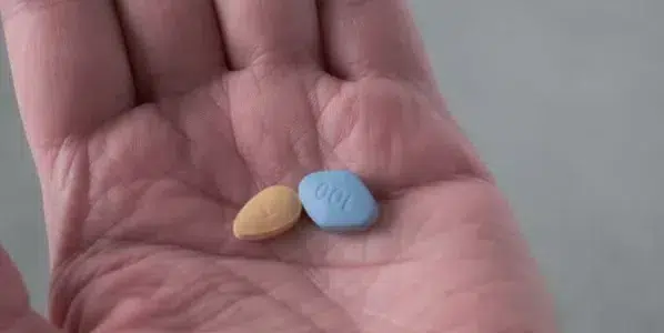手中握有威而鋼與犀利士藥丸,呈現兩種壯陽藥的差別